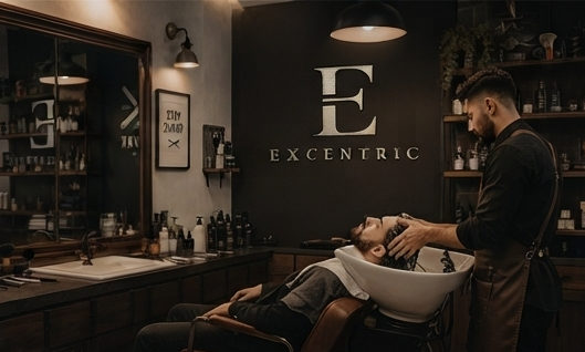 Lavado de cabello en la estación de lavabo de la barbería